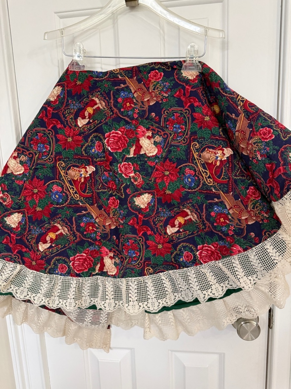 Vintage-Inspired Holiday Tree Skirt with Lace Trim